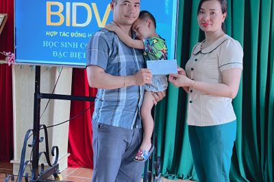 Trao học bổng cho 2 cháu có hoàn cảnh đặc biệt khó khăn do ngân hàng BIDV- Chi nhánh Đông Đắk Lắk